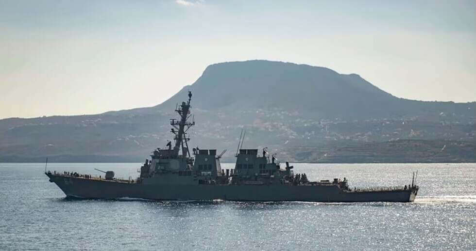 Un buque de guerra estadounidense y varios barcos comerciales fueron atacados el domingo en el Mar Rojo, informó el Pentágono