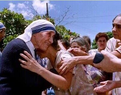 No hay pues “ellos” desconectado de nosotros y convierte a ese deber en una práctica que nos lleva a la legitimación cotidiana de la caridad.