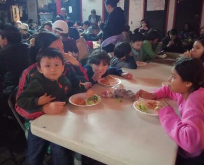 Más de 250 migrantes disfrutaron un momento de alegría en el albergue para migrantes Pro Amore, en Tijuana, Baja California, México, durante la jornada organizada por la Asociación Civil, Ciasni.