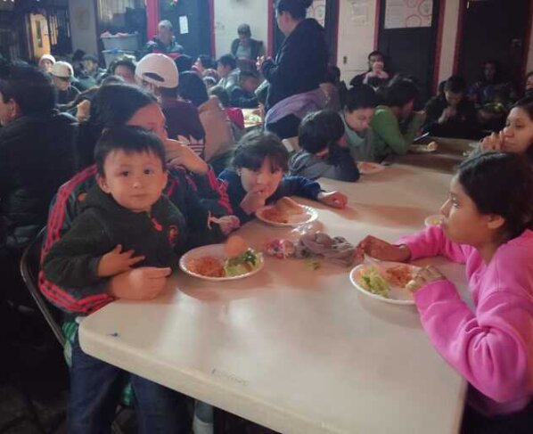Más de 250 migrantes disfrutaron un momento de alegría en el albergue para migrantes Pro Amore, en Tijuana, Baja California, México, durante la jornada organizada por la Asociación Civil, Ciasni.