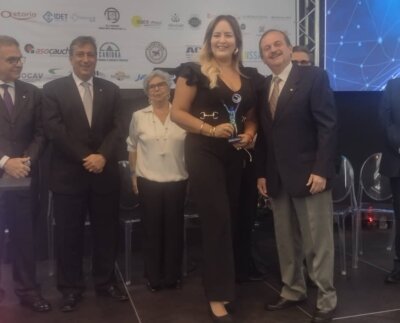 Con una alta representación del sector de comercio y empresarios, así como personalidades de la vida nacional se celebró el Día del Comercio y los Servicios