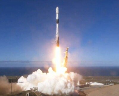 El satélite fue lanzado desde la base de la Fuerza Espacial Vandenberg de California y a bordo de un cohete Falcon 9 de SpaceX , primer lanzamiento exitoso de cinco que planea Seúl hasta 2025.