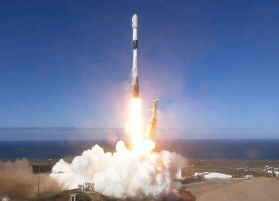 El satélite fue lanzado desde la base de la Fuerza Espacial Vandenberg de California y a bordo de un cohete Falcon 9 de SpaceX , primer lanzamiento exitoso de cinco que planea Seúl hasta 2025.
