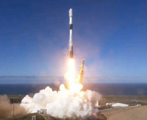 El satélite fue lanzado desde la base de la Fuerza Espacial Vandenberg de California y a bordo de un cohete Falcon 9 de SpaceX , primer lanzamiento exitoso de cinco que planea Seúl hasta 2025.
