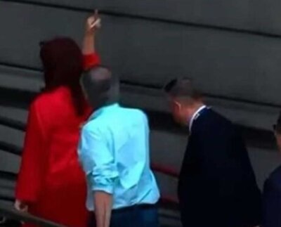 Cristina Kirchner vicepresidenta saliente de Argentina hace una seña obscena a opositores a su llegada al Congreso argentino .