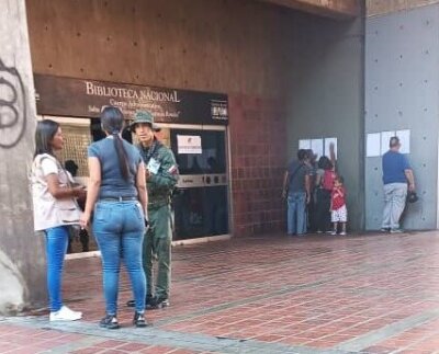 A pesar que los centros de votación para la consulta en defensa del territorio Esequibo comenzaron a funcionar a las 6:00 de la mañana, el gobierno extendió el plazo y permanecieron abiertos hasta las 8:00 de la noche