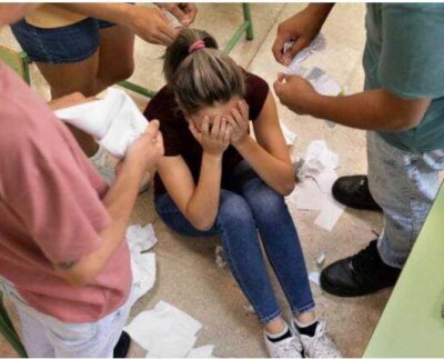 Las autoridades dijeron que por lo menos 10 personas arremetieron a golpes contra el joven que terminó en prisión tras defenderse. El menor quedó bajo custodia.