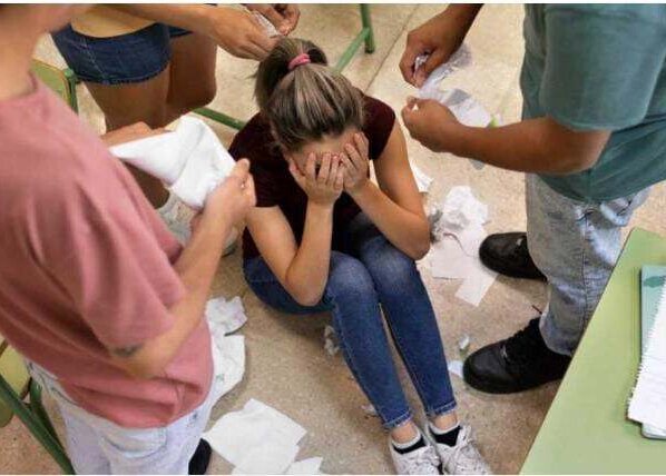 Las autoridades dijeron que por lo menos 10 personas arremetieron a golpes contra el joven que terminó en prisión tras defenderse. El menor quedó bajo custodia.