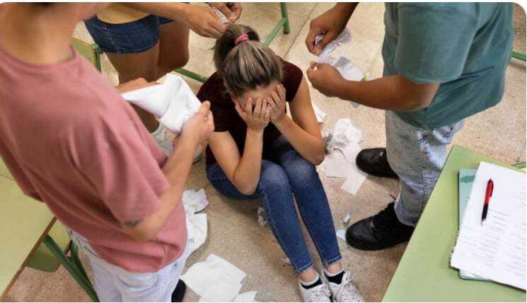 Las autoridades dijeron que por lo menos 10 personas arremetieron a golpes contra el joven que terminó en prisión tras defenderse. El menor quedó bajo custodia.