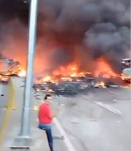 Un camión explotó en autopista de Caracas con saldo de 18 fallecidos tras chocar contra una docena de vehículos