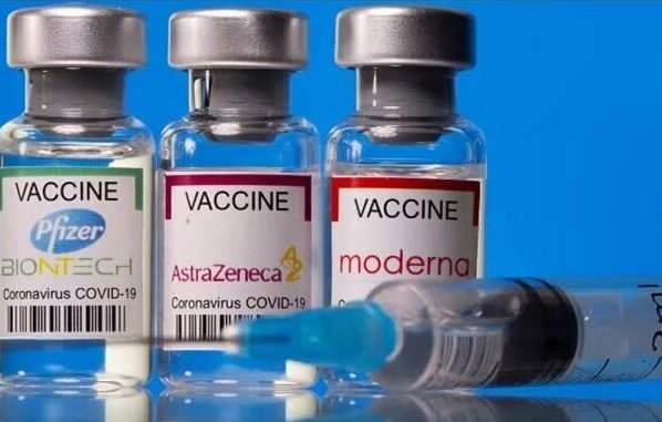 Descubren dos efectos secundarios en vacunas de Pfizer y Astrazeneca. El último informe de fármaco vigilancia de la Agencia Española reveló la presencia de dos reacciones adversas que se encuentran en las vacunas.
