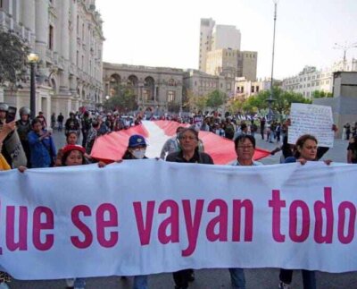 Miles de personas manifestaron el pasado fin de semana en el centro de Lima contra la presidenta interina Dina Boluarte y exigieron la renuncia de la fiscal de la Nación, Patricia Benavides, a la que acusan de encubrir casos de corrupción.