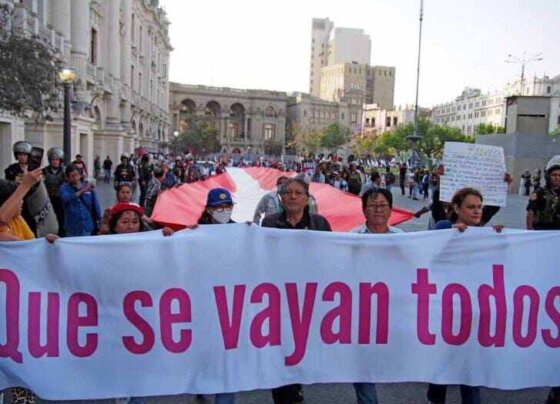 Miles de personas manifestaron el pasado fin de semana en el centro de Lima contra la presidenta interina Dina Boluarte y exigieron la renuncia de la fiscal de la Nación, Patricia Benavides, a la que acusan de encubrir casos de corrupción.