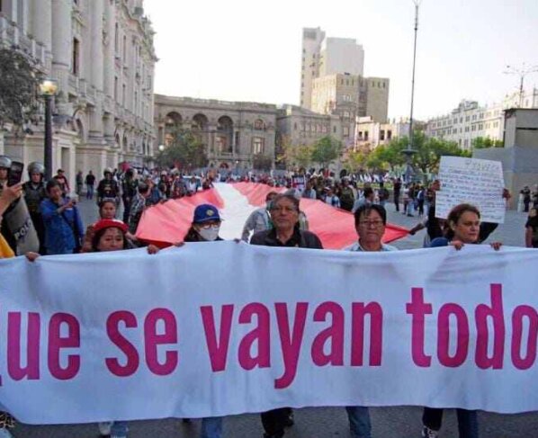 Miles de personas manifestaron el pasado fin de semana en el centro de Lima contra la presidenta interina Dina Boluarte y exigieron la renuncia de la fiscal de la Nación, Patricia Benavides, a la que acusan de encubrir casos de corrupción.