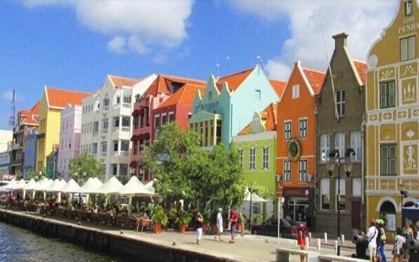 Aruba considera reabrir frontera aérea con Venezuela. La primera Ministra de Aruba, Evelyn Wever-Croes, informó que será en el primer trimestre.