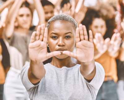 La democracia y la justicia social dos valores que se relacionan entre sí, que deben fortalecerse, más democracia y justicia social.