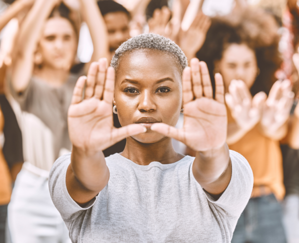 La democracia y la justicia social dos valores que se relacionan entre sí, que deben fortalecerse, más democracia y justicia social.