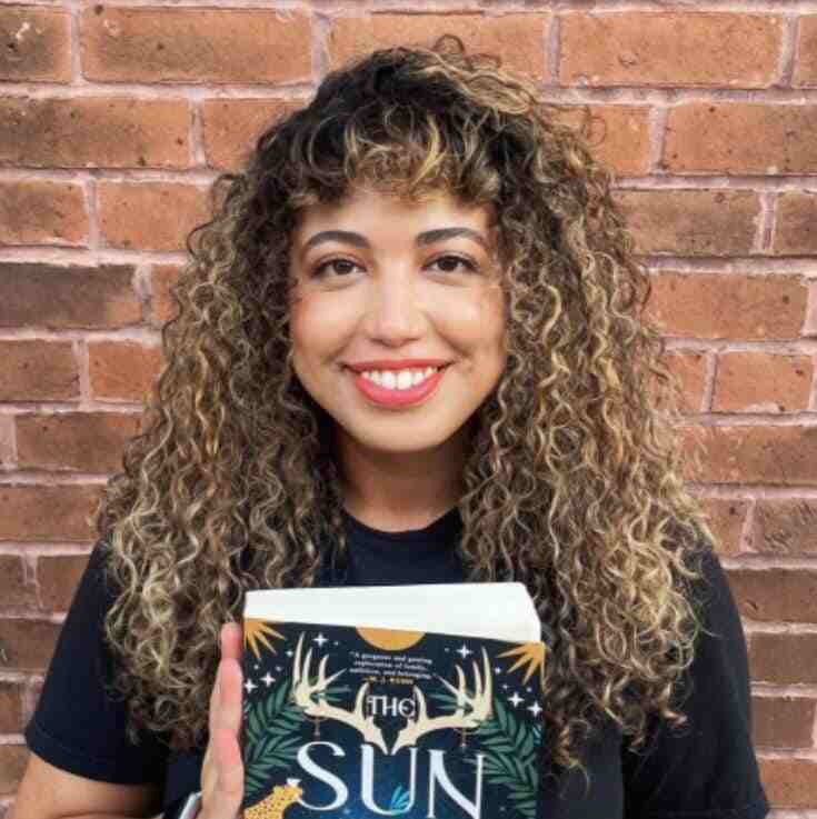 Escritora venezolana triunfa en Inglaterra con su novela El sol y el Vacío. Una novela disponible en todo el mundo tanto en español e inglés.