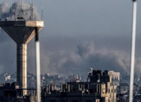 Continúan los bombardeos israelíes al sur de Gaza. Israel bombardeó de nuevo el sur de la Franja de Gaza, tras casi tres meses de la guerra.