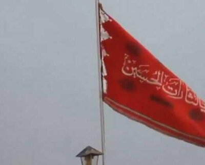 Iran izó bandera roja como símbolo de venganza. La bandera roja de la venganza fue izada en la cúpula turquesa de la mezquita de Jamkaran.