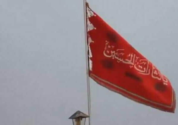 Iran izó bandera roja como símbolo de venganza. La bandera roja de la venganza fue izada en la cúpula turquesa de la mezquita de Jamkaran.
