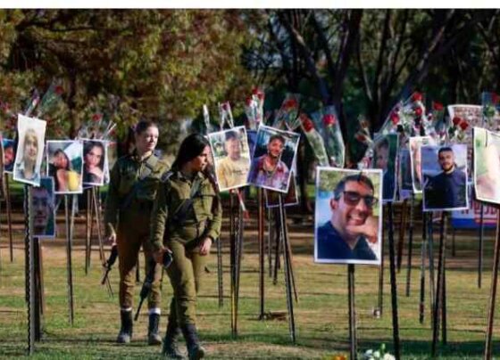 Miles de turistas visitan el terreno donde Hamas asesino a jóvenes. De acuerdo con Reuters, la zona es visitada por turistas.