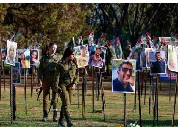 Miles de turistas visitan el terreno donde Hamas asesino a jóvenes. De acuerdo con Reuters, la zona es visitada por turistas.