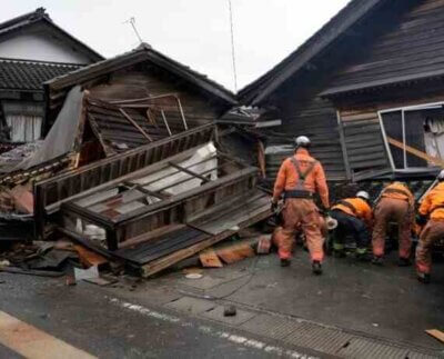 Rescatistas buscan sobrevivientes en Japón. Las primeras 72 horas son especialmente críticas porque las posibilidades de supervivencia disminuyen mucho