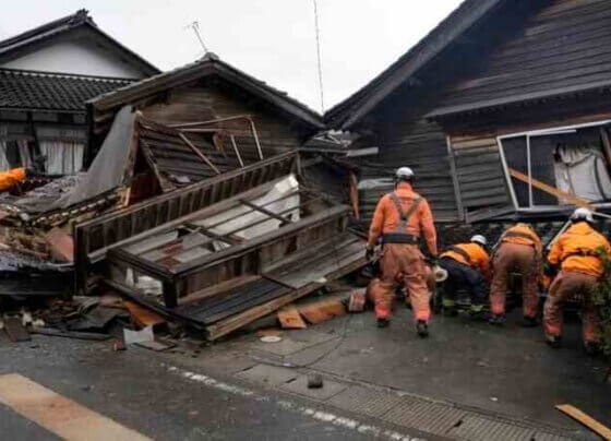 Rescatistas buscan sobrevivientes en Japón. Las primeras 72 horas son especialmente críticas porque las posibilidades de supervivencia disminuyen mucho