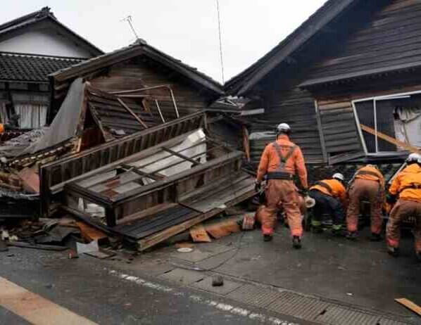 Rescatistas buscan sobrevivientes en Japón. Las primeras 72 horas son especialmente críticas porque las posibilidades de supervivencia disminuyen mucho