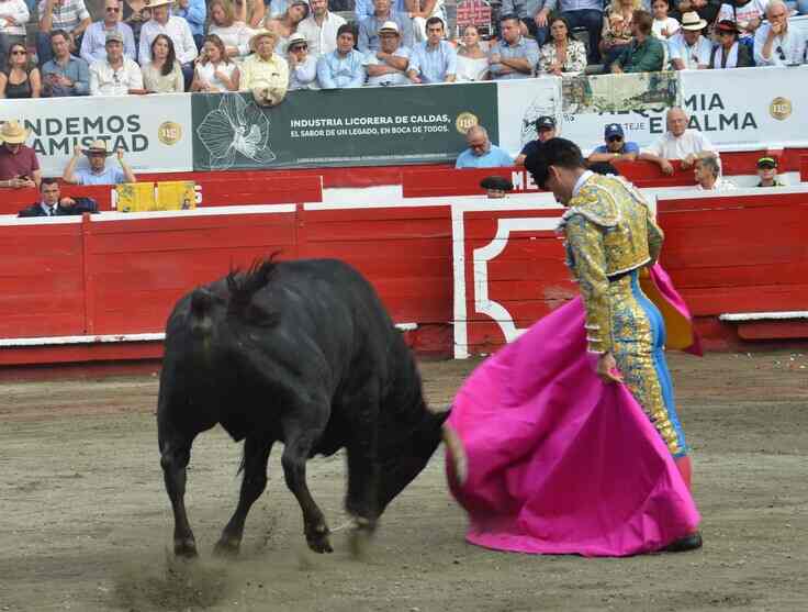 Con clima agradable y casi lleno en los tendidos comenzó el periplo ferial de la capital cafetalera, donde se presentaron toros muy justos de presentación y mansos con peligro