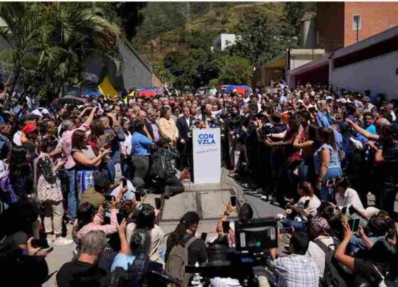 María Corina Machado seguirá su candidatura a pesar de la inhabilitación, que describió como una delincuencia judicial grotesca.