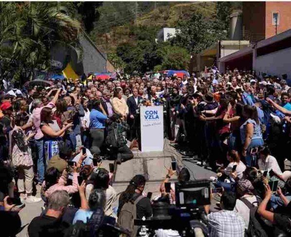 María Corina Machado seguirá su candidatura a pesar de la inhabilitación, que describió como una delincuencia judicial grotesca.