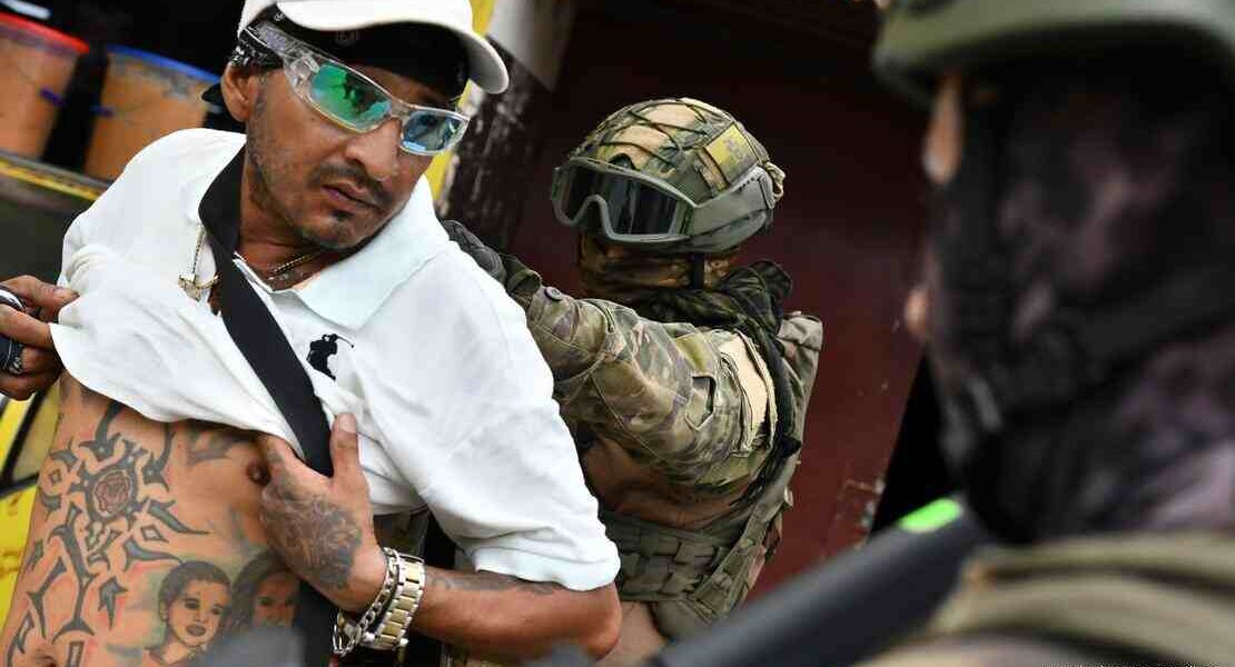 Gobierno de Ecuador sofocó motines en siete cárceles. El presidente Noboa confirmó la liberación de la totalidad de rehenes en las prisiones.