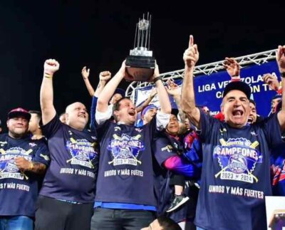 Tiburones de la Guaira campeón de la pelota venezolana tras 37 años de sequía tras doblegar 3-0 a los Cardenales de Lara.