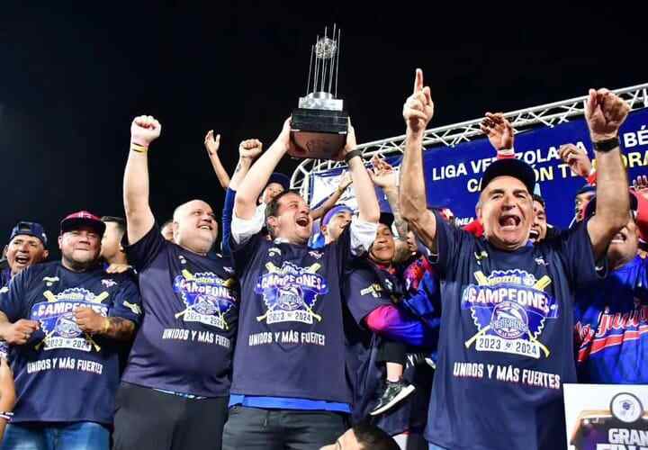 Tiburones de la Guaira campeón de la pelota venezolana tras 37 años de sequía tras doblegar 3-0 a los Cardenales de Lara.