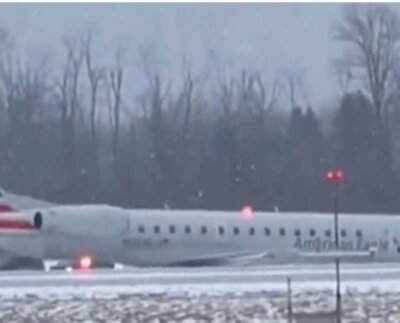 Avión se sale de la pista en Nueva York por intensa nevada. A bordo viajaban 53 pasajeros y hasta ahora no se reportan personas lesionadas.