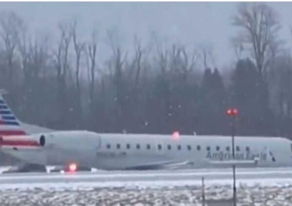 Avión se sale de la pista en Nueva York por intensa nevada. A bordo viajaban 53 pasajeros y hasta ahora no se reportan personas lesionadas.