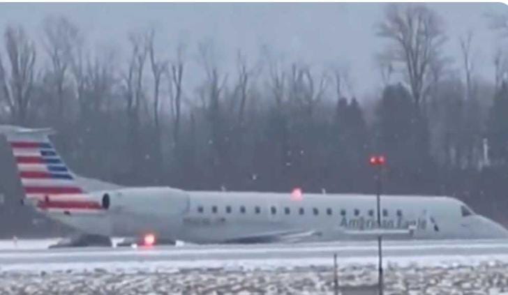Avión se sale de la pista en Nueva York por intensa nevada. A bordo viajaban 53 pasajeros y hasta ahora no se reportan personas lesionadas.
