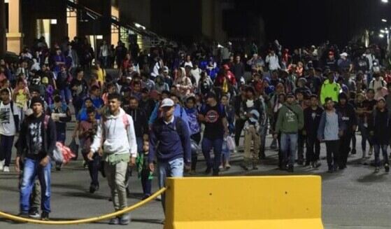 Primera caravana migrantes salió de Honduras rumbo a Estados Unidos. 500 migrantes originarios de Honduras y Venezuela comenzaron desde Guatemala