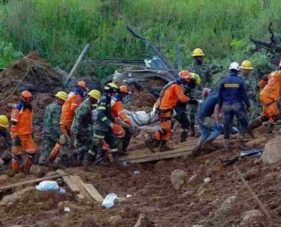 Declaran estado de desastre natural en Chocó por derrumbes tras el deslave que sepultó varios vehículos, una casa, 10 personas permanecen desaparecidas y hay unos 20 lesionados.