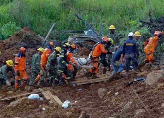 Declaran estado de desastre natural en Chocó por derrumbes tras el deslave que sepultó varios vehículos, una casa, 10 personas permanecen desaparecidas y hay unos 20 lesionados.