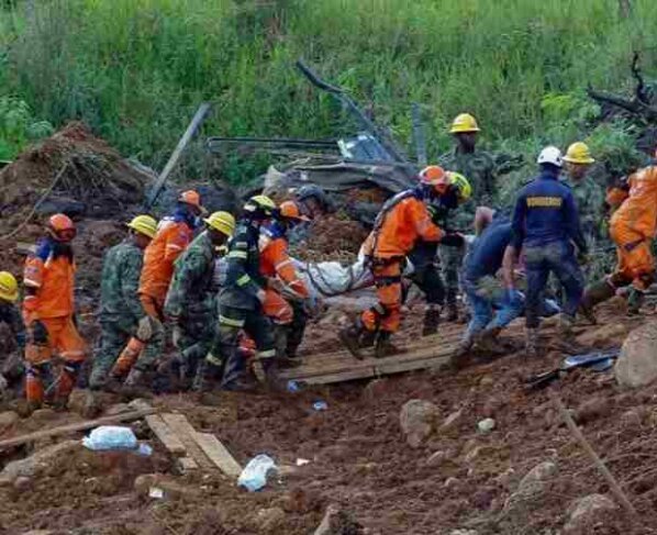 Declaran estado de desastre natural en Chocó por derrumbes tras el deslave que sepultó varios vehículos, una casa, 10 personas permanecen desaparecidas y hay unos 20 lesionados.