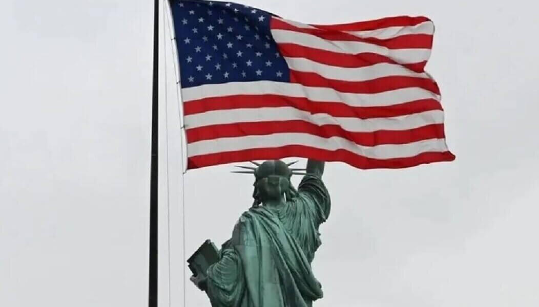 Para obtener la ciudadanía americana, primero debes ser residente legal en Estados Unidos. También debes cumplir con los requisitos