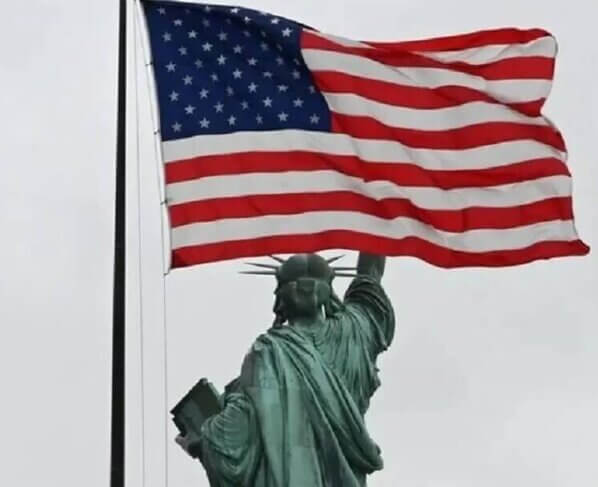 Para obtener la ciudadanía americana, primero debes ser residente legal en Estados Unidos. También debes cumplir con los requisitos