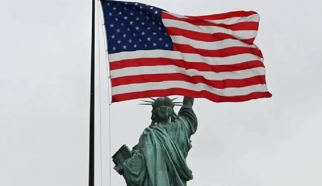 Para obtener la ciudadanía americana, primero debes ser residente legal en Estados Unidos. También debes cumplir con los requisitos