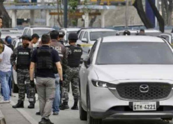 Detenidos dos sospechosos en crimen del fiscal ecuatoriano. El comandante de la policía, general César Zapata, dijo que se les incautó armas.