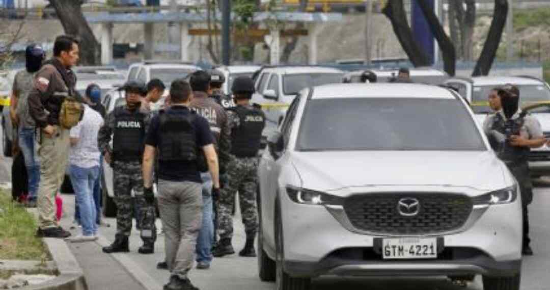 Detenidos dos sospechosos en crimen del fiscal ecuatoriano. El comandante de la policía, general César Zapata, dijo que se les incautó armas.