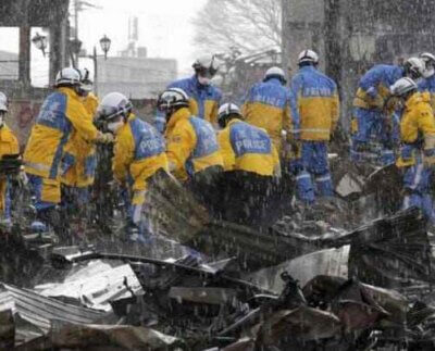 Rescatan a mujer de 90 años bajo los escombros de Japón. La anciana logró sobrevivir durante cinco días debajo de una construcción.