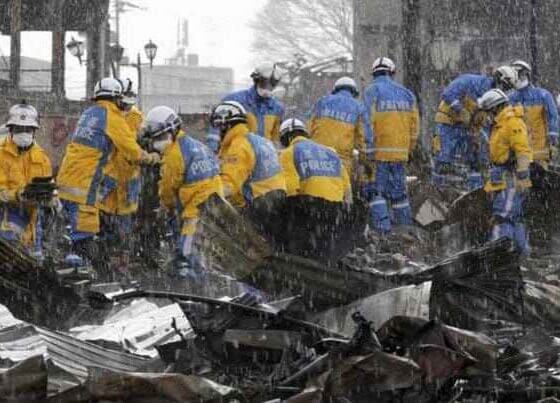 Rescatan a mujer de 90 años bajo los escombros de Japón. La anciana logró sobrevivir durante cinco días debajo de una construcción.
